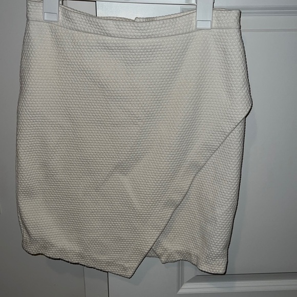 H&M Dresses & Skirts - H&M cream mini‎ skirt